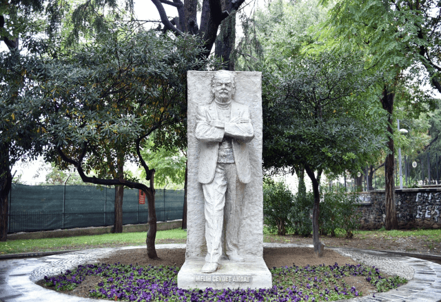 Melih Cevdet Anday heykel Beşiktaş Belediyesi