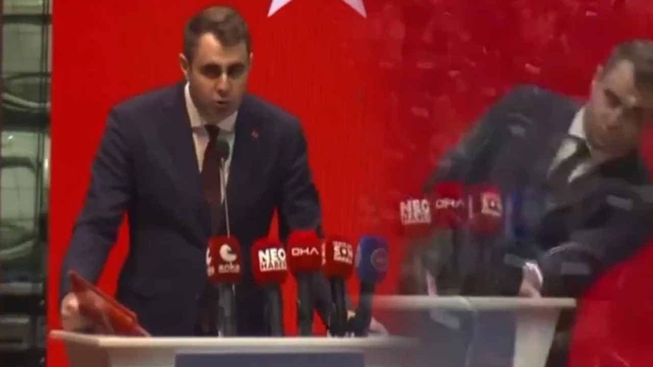 CHP İzmir İl Kongresi’nde Şok Anlar: Tek Aday Çağatay Güç Kürsüde Bayıldı