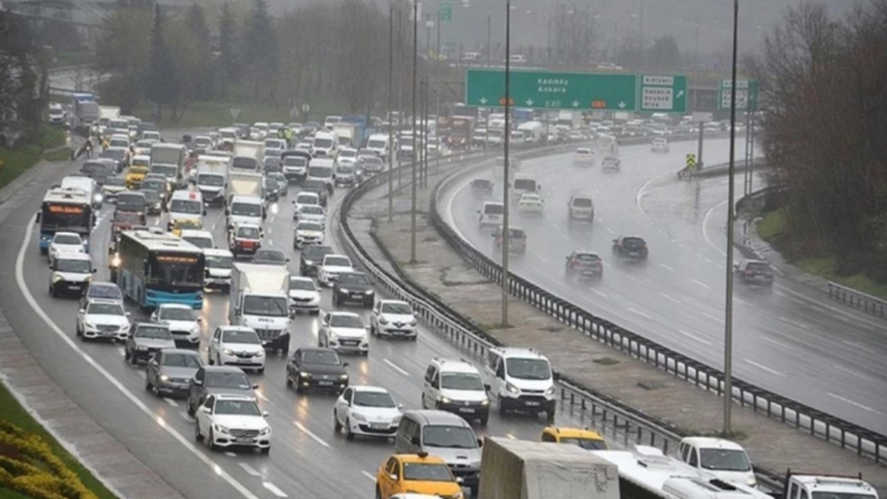 İstanbul’da Sağanak Yağış Trafiği Felç Etti! Yoğunluk Yüzde 81’e Ulaştı